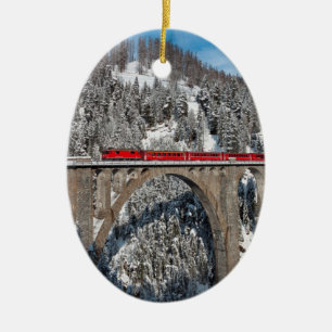 Ornement Ovale En Céramique La neige rouge de pin de train a couvert des