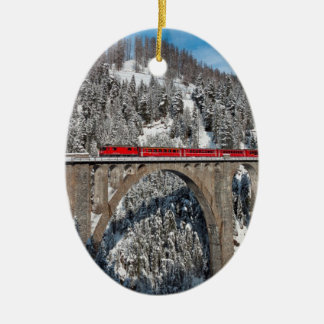 Ornement Ovale En Céramique La neige rouge de pin de train a couvert des