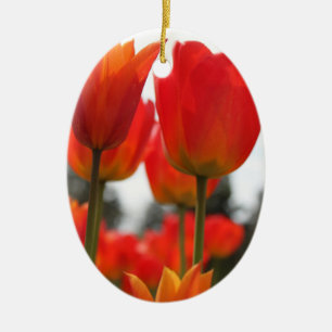 Ornement Ovale En Céramique Magnifiques fleurs de tulipes rouges.
