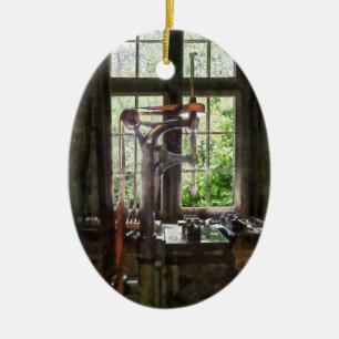 Ornement Ovale En Céramique Perceuse à colonne près de la fenêtre