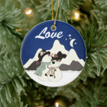 Ornement personnalisé Snowman Couple Mountain LOVE<br><div class="desc">Personnalisé Cute Snowman Couple Nuit Heure Montagne AMOUR Noël Ornement. Correspond à Snowman Mariage Set et est parfait pour tous les couples d'abord Noël ensemble.</div>