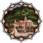 Ornement Photo Sculpture L'Ornement Royal Hawaiian Hotel<br><div class="desc">Image vintage du Royal Hawaiian Hotel sur Honolulu dans des couleurs vives et vives fait un grand ornement de vacances pour l'arbre.</div>