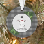 Ornement Plaid Snowman Grey Buffalo<br><div class="desc">Décorez votre arbre cette saison de vacances avec un ornement de Buffalo Gris Snowman Plaid. La décoration ornementale comprend une boîte ornée de branches de pin et un charmant bonhomme de neige contre un arrière - plan de buffle. Autres cadeaux et objets de vacances disponibles avec ce design aussi.</div>