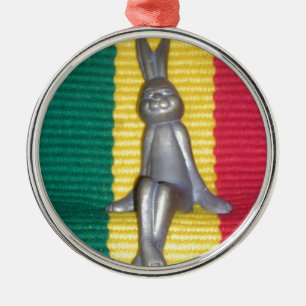 Ornement Rond Argenté Bunny à Rasta Couleurs : Une touche d'art Super