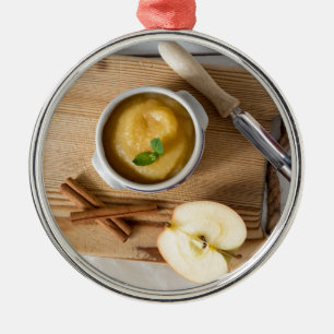 Ornement Rond Argenté Compote de pommes à la cannelle dans un bol en grè