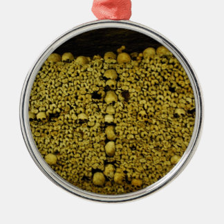 Ornement Rond Argenté Crânes et os de catacombes de Paris