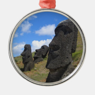 Ornement Rond Argenté Moai chez Rano Raraku, île de Pâques