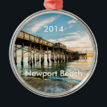 Ornement Rond Argenté Newport Beach Balboa Pier<br><div class="desc">La jetée Balboa de Newport Beach en Californie du Sud ensoleillée. Un ornement personnalisable avec de nombreuses options.</div>