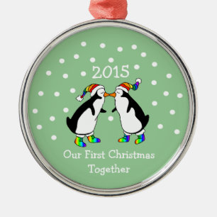 Ornement Rond Argenté Notre premier Noël Ensemble 2015 (Penguins LGBT)