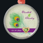 Ornement Rond Argenté Peacock plumes bijou coeur mariage Enregistrer la<br><div class="desc">Mariage de coeur de bijoux en plumes de paon Save the Date, avec une élégante plume de paon en chaux et vert émeraude, bleu, turquoise et orange, une bande violette et une illustration d'un diamant de bijoux en coeur vert avec contour en or avec strass sur arrière - plan damassé...</div>