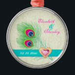 Ornement Rond Argenté Peacock plumes bijou coeur mariage Enregistrer la<br><div class="desc">Mariage coeur de bijoux en plumes de paon Enregistrer l'anniversaire mariage de l'ornement Date keepsaké, avec une élégante plume paon en chaux et vert émeraude, bleu, turquoise et magenta/fuchsia rose chaud, une bande bleu turquoise et l'illustration d'un diamant de bijoux en coeur rose avec contour en or avec strass sur...</div>