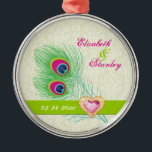 Ornement Rond Argenté Peacock plumes bijou coeur mariage Enregistrer la<br><div class="desc">Mariage coeur de bijou de plumes de paon Save the Date ornament, avec une plume de paon élégante en chaux et vert émeraude, bleu, turquoise et magenta/fuchsia rose chaud, un groupe vert citron et une illustration d'un diamant de bijou de coeur rose avec contour d'or avec strass sur l'arrière -...</div>