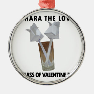 Ornement Rond Argenté Un verre de paix de la Saint-Valentin.