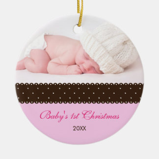 Ornement Rond En Céramique 1er Noël du bébé - Ruban (rose)