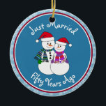 Ornement Rond En Céramique 50e Anniversaire Cadeau amusant Couple de neige No<br><div class="desc">Notre couple festif de gens de la neige sont habillés pour le froid dans leurs foulards à motifs, coordonnant mitaines et chapeau de Noël de fête rouge. Message amusant "Juste marié", peu importe la durée de votre famille ou de vos amis célébrant le mariage. Ajoutez leurs noms et la date...</div>