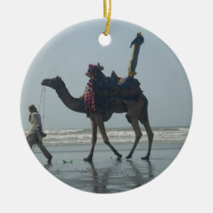 Ornement Rond En Céramique Balade en chameau tribal : Sables et mer à la maré