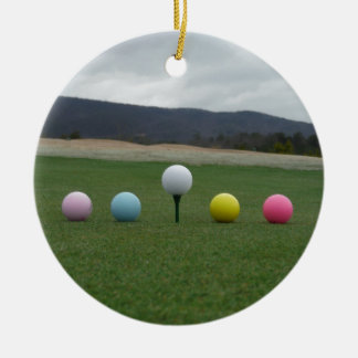 Ornement Rond En Céramique Ballons de golf aux couleurs vives sur une montagn
