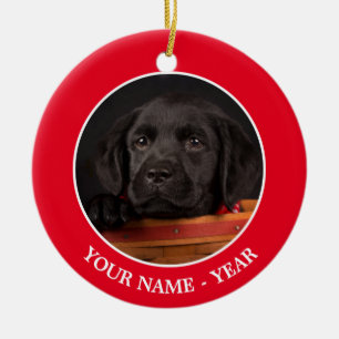 Ornement Rond En Céramique Chiot noir de labrador retriever dans un panier