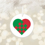 Ornement Rond En Céramique Coeur danois rouge et vert<br><div class="desc">Forme de coeur en rouge et vert sur la base d'un design danois traditionnel avec un aspect en damier tissé.</div>