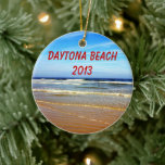 Ornement Rond En Céramique Daytona Beach<br><div class="desc">Photographe de la Beach at Daytona Beach,  Floride. Customizable text reads,  "Daytona Beach 2013" sur le front et "The Best Vacation Ever."</div>