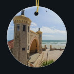 Ornement Rond En Céramique Daytona Beach Bandshell sur l'ornement de<br><div class="desc">Bel article avec l'amphithéâtre historique de bandshell de Daytona Beach sur la promenade construite entièrement de la coquille de coquina de l'Océan Atlantique.</div>