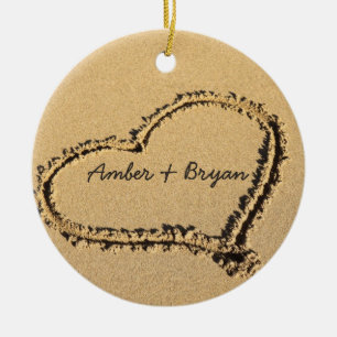 Ornement Rond En Céramique Ęr coeur personnalisé de Noël sur le mariage de