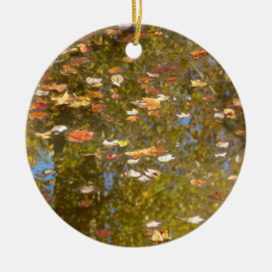 Ornement Rond En Céramique Feuilles d'automne et réflexion sur le cours d'eau