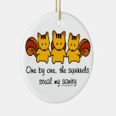 Ornement Rond En Céramique Les écureuils volent ma santé d'esprit (Droite)