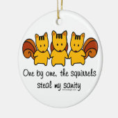 Ornement Rond En Céramique Les écureuils volent ma santé d'esprit (Gauche)