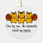 Ornement Rond En Céramique Les écureuils volent ma santé d'esprit (Dos)