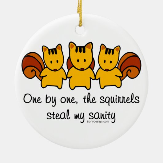 Ornement Rond En Céramique Les écureuils volent ma santé d'esprit (Dos)