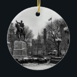 Ornement Rond En Céramique L'hiver dans le Carré de l'Union de New York 001 N<br><div class="desc">Hiver dans Union Carré 2001 Black White New York City's Union Carré photographié pendant l'hiver après une légère neige. La statue de George Washington sur son pied est montrée avec l'Empire State Building dans l'arrière - plan. La photo est en noir et blanc.</div>