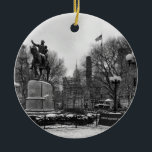Ornement Rond En Céramique L'hiver dans le Carré de l'Union de New York 001 N<br><div class="desc">Hiver dans Union Carré 2001 Black White New York City's Union Carré photographié pendant l'hiver après une légère neige. La statue de George Washington sur son pied est montrée avec l'Empire State Building dans l'arrière - plan. La photo est en noir et blanc.</div>