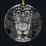 Ornement Rond En Céramique Makapuu Beach Hawaiian riant Tiki Batik<br><div class="desc">Un design tiki riant avec une texture batik partout. Ce tiki rappelle les motifs utilisés dans les chemises vintages aloha dans les années 40 et 50. Ce design se décline en plusieurs couleurs.</div>