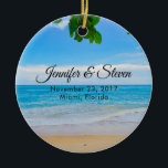 Ornement Rond En Céramique Mariage de l'île de vacances Tropical Beach<br><div class="desc">Méménite mariage ornement avec une photo de paysage d'une plage tropicale. Sable chaud,  eau azur et ciel bleu avec des feuilles tropicaux le long du sommet.</div>