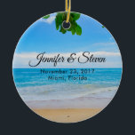 Ornement Rond En Céramique Mariage de l'île de vacances Tropical Beach<br><div class="desc">Méménite mariage ornement avec une photo de paysage d'une plage tropicale. Sable chaud,  eau azur et ciel bleu avec des feuilles tropicaux le long du sommet.</div>