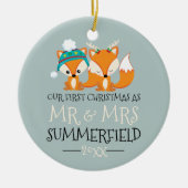 Ornement Rond En Céramique Nos renards rouges mignons de premier Noël (Devant)