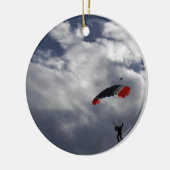 Ornement Rond En Céramique Parachute blanc et bleu rouge avec des nuages (Gauche)
