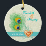 Ornement Rond En Céramique Peacock plumes bijou coeur mariage Enregistrer la<br><div class="desc">Mariage coeur de bijoux en plumes de paon Save the Date ornament, avec deux plumes élégantes en citron vert émeraude et vert émeraude, bleu, turquoise et orange, un groupe turquoise et une illustration d'un diamant en bijoux en coeur orange avec contour en or avec strass sur arrière - plan damassé...</div>