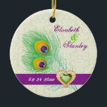 Ornement Rond En Céramique Peacock plumes bijou coeur mariage Enregistrer la<br><div class="desc">Mariage de coeur de bijoux en plumes de paon Save the Date, avec une élégante plume de paon en chaux et vert émeraude, bleu, turquoise et orange, une bande violette et une illustration d'un diamant de bijoux en coeur vert avec contour en or avec strass sur arrière - plan damassé...</div>