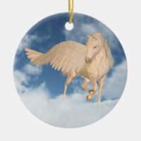 Pegasus regardant vers le bas par des nuages
