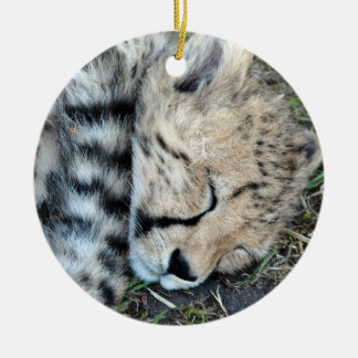 Ornement Rond En Céramique Photo de CUB de guépard de sommeil