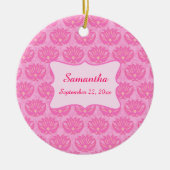 Ornement Rond En Céramique Pink Damask Baby Girl Nom Naissance personnalisée (Devant)