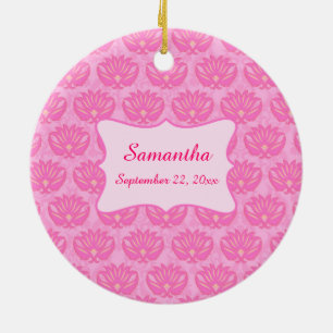Ornement Rond En Céramique Pink Damask Baby Girl Nom Naissance personnalisée