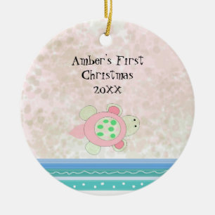 Ornement Rond En Céramique Première Noël de bébé Tortue Rose