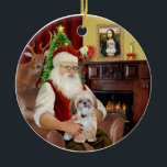 Ornement Rond En Céramique R-Père Noël-Shih Tzu (P)<br><div class="desc">Père Noël se détend devant un feu douillet avec son Tzu Shih avant la grande nuit. Remarquez Mona Lisa sur le manteau tenant le même chien.</div>