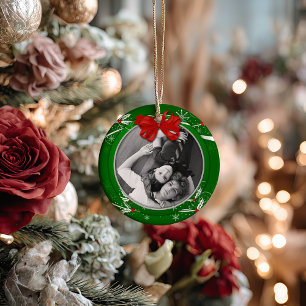 Ornement Rond En Céramique Red Green Holly Ribbon 1ère photo de Noël