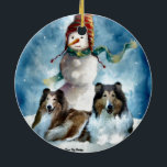 Ornement Rond En Céramique Rough Collie avec Snowman Christmas<br><div class="desc">Belle rude collie art de Noël. Merveilleuses idées cadeaux de marchandises de vacances pour les amoureux de Collie sur votre liste d'achats. Les produits de Noël incluent des cartes,  ornements,  sweat - shirts à capuche,  sweatshirts,  plus. Offrez-vous des cadeaux de Noël ou offrez-vous !</div>
