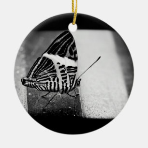 Ornement Rond En Céramique traversée de papillon