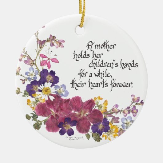 Ornement Rond En Céramique Une mère tient le coeur d'un enfant (Devant)